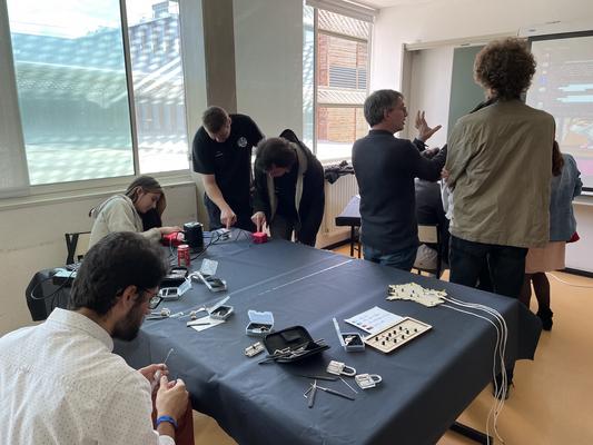 Les tables avec les puzzles d'informatique débranchée